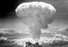 Il 6 agosto 1945, il bombardiere americano B29 Enola Gay sganciava su Hiroshima la prima atomica Il fungo atomico su Nagasaki, 9 agosto 1945