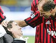 Stefano Borgonovo, ex calciatore del Milan diventato testimonial della lotta contro la Sla, salutato da Franco baresi prima di una partita di calcio per raccogliere fondi per la ricerca contro la malattia (Ansa) Stefano Borgonovo, ex calciatore del Milan diventato testimonial della lotta contro la Sla, salutato da Franco baresi prima di una partita di calcio per raccogliere fondi per la ricerca contro la malattia (Ansa)