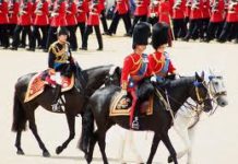 La parata per il compleanno di Sua Maesta : Trooping the Colour Trooping_the_Colour