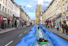 Lo scivolo di acqua a King Cross 19 Giugno water slide