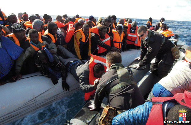un-gommone-di-migranti-soccorsi-dalla-marina-militare_-da-www_reporternuovo_it_