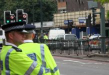 Londra: tenta di tagliare la gola in metropolitana. Le nostre testimonianze