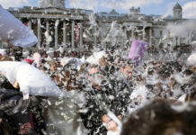 Londra e la battaglia con i cuscini