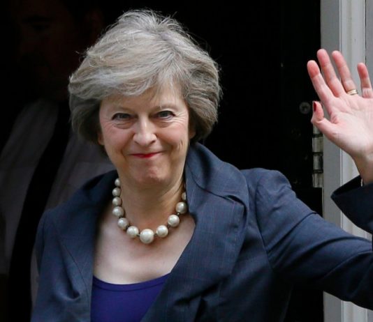 Theresa May : ” Dopo Brexit non staremo mezzi dentro e mezzi fuori”