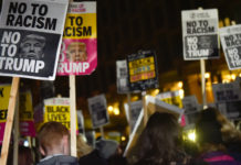 Londra: protesta anti-Donald Trump davanti all’Ambasciata USA