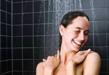Farsi la doccia tutti i giorni fa bene o male ? La risposta dell’esperto