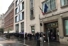 Consolato di Londra cerca aiuto nei distretti di Manchester, Bristol, Ashford e Hull le lunghe file davanti al consolato di Londra