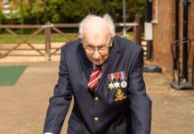 Il veterano Tom Moore con poche parole e piccoli passi raccoglie 12milioni di sterline