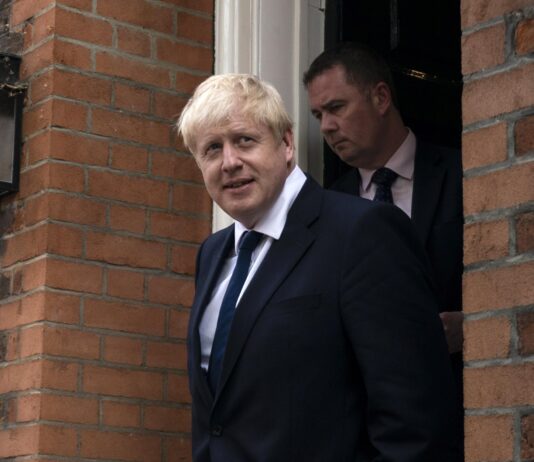 Il Primo Ministro Boris Johnson annuncia l’obiettivo di 100 giorni per creare nuovi vaccini