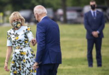 Biden raccoglie un fiore per sua moglie. Perche’ ci deve essere sempre un messaggio occulto?