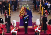 William, Harry e cugini hanno preso servizio di guardia alla camera ardente Londonone radio sky