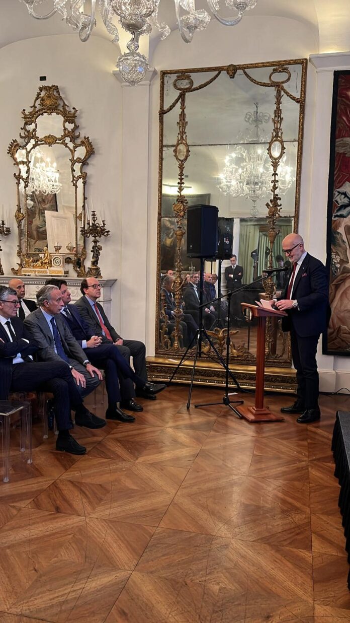 15 aprile in Ambasciata a Londra: L’ambasciatore di italia a Londra Inigo Lambertini apre la serata – in prima fila ( sa sinistra) Il console Generale Domenico Bellantone, l’ex ambasciatore Trombetta, Alessandro Belluzzo, e il direttore ITA Giovanni Sacchi 15 aprile in Ambasciata a Londra: L’ambasciatore di italia a Londra Inigo Lambertini apre la serata – in prima fila ( sa sinistra) Il console Generale Domenico Bellantone, l’ex ambasciatore Trombetta, Alessandro Belluzzo, e il direttore ITA Giovanni Sacchi