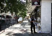 Una donna di 47 anni arrestata dopo l’accoltellamento di 4 uomini a Londra