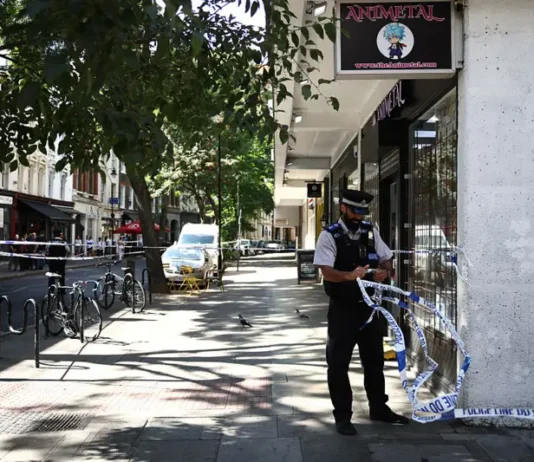 Una donna di 47 anni arrestata dopo l’accoltellamento di 4 uomini a Londra