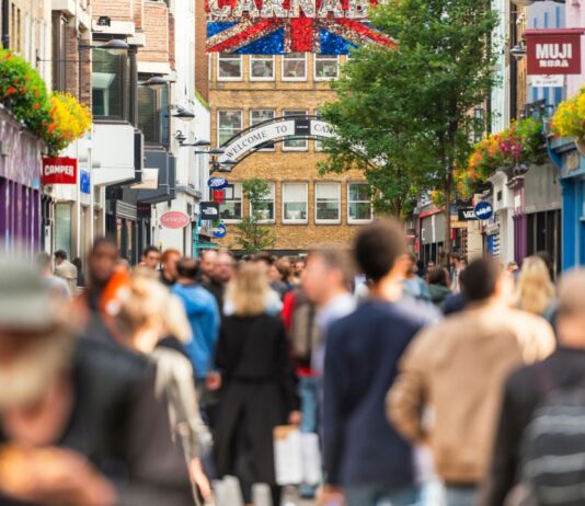 Londra: i giovani risparmiano sul cibo per affrontare il caro vita
